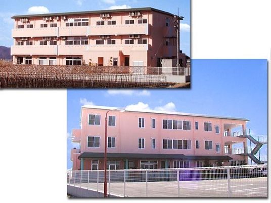 ピンク色の建物外観  