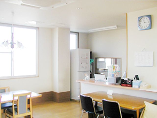 明るい生活スペースの一角 リビング 窓から自然光がたっぷりと入る食堂です。清潔感のあふれる空間で、心地よい食事の時間を過ごせます。