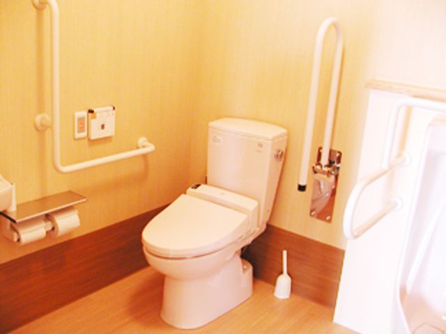 バリアフリー設計トイレ トイレ 手すりの付いた安全を考慮したトイレスペースです。快適にご利用いただけるよう配慮されています。