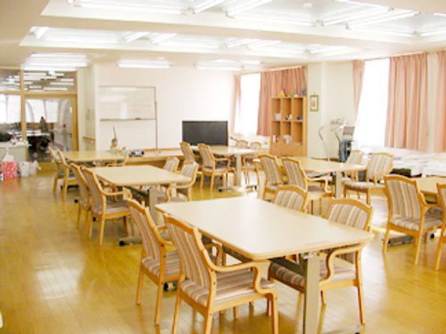 明るい広々とした食堂 共有スペース ゆったりとした食堂では、明るい窓辺で食事やお茶を楽しめます。家庭的な雰囲気で、安心して働ける環境が整っています。