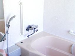 バリアフリー設計の浴室