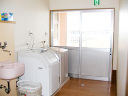 洗濯機と洗面台の部屋