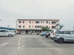 ピンクの建物の外観