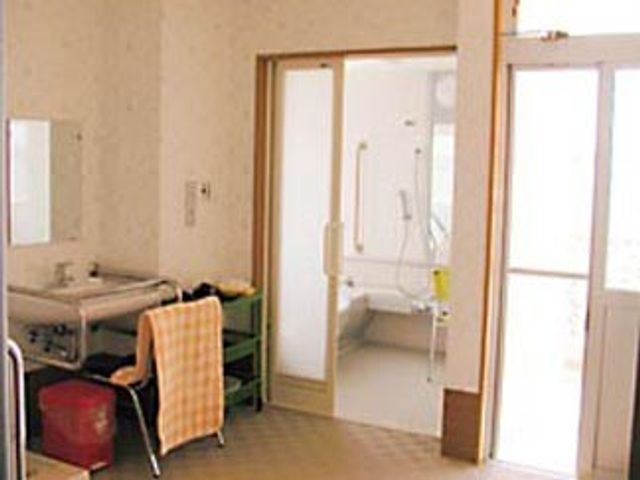 洗面台と浴室への入口 内観   明るい空間に洗面台があり、奥には浴室へつながる入口が見えます。日々の身支度や入浴動線を確認しやすい環境です。