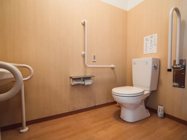 バリアフリートイレの設備 トイレ 手すりを完備した清潔なトイレです。快適にご使用いただけるよう、安全性にも配慮されています。