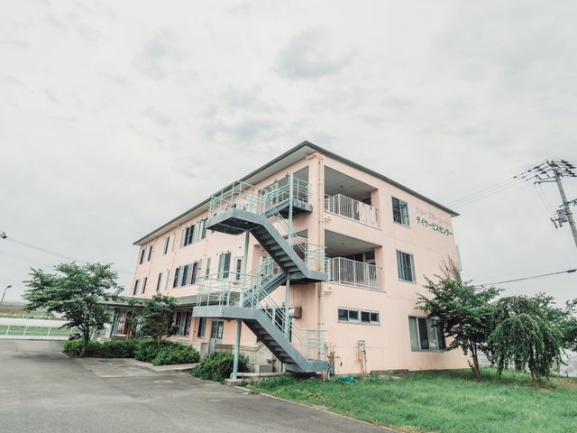 ピンク色の建物外観 外観 ゆったりとした空間が広がるピンク色の建物です。心地よい環境でのお仕事をご検討なら、ぜひ一度足を運んでください。