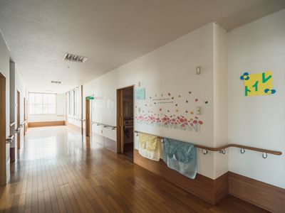 明るい廊下と掲示物