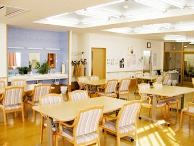 明るい食堂の机と椅子 食堂   大きな窓から自然光が入る、開放感のある食堂です。ゆったり配置されたテーブルで、落ち着いて過ごしやすそうです。
