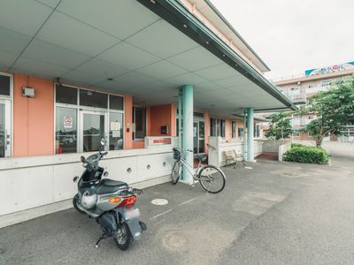 明るい外観の入口エリア