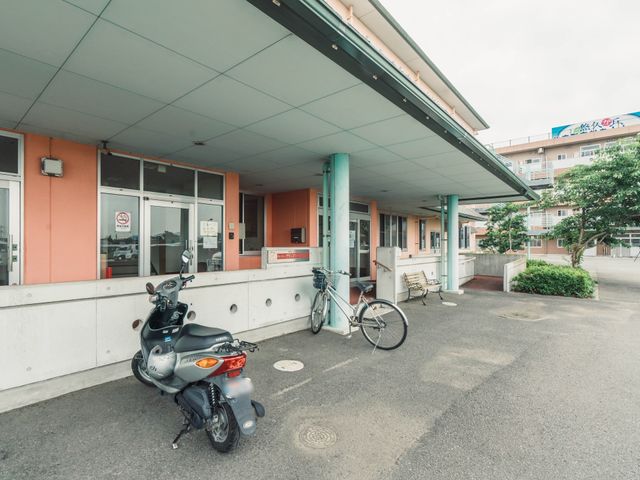 明るい外観の入口エリア 外観 広々としたエントランスは利用者の心を和ませ、訪れる人々に開放的な印象を与えます。バリアフリー設計で、どなたでも快適にお過ごしいただけます。
