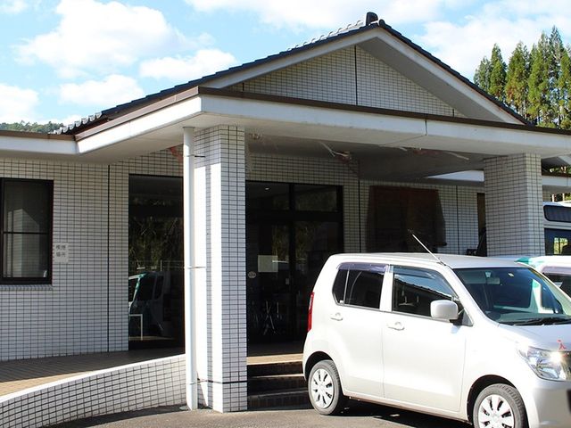 敷地の出入口 外観 フロントエリアです。広い屋根が特徴的で、車のアクセスにも便利な設計になっています。