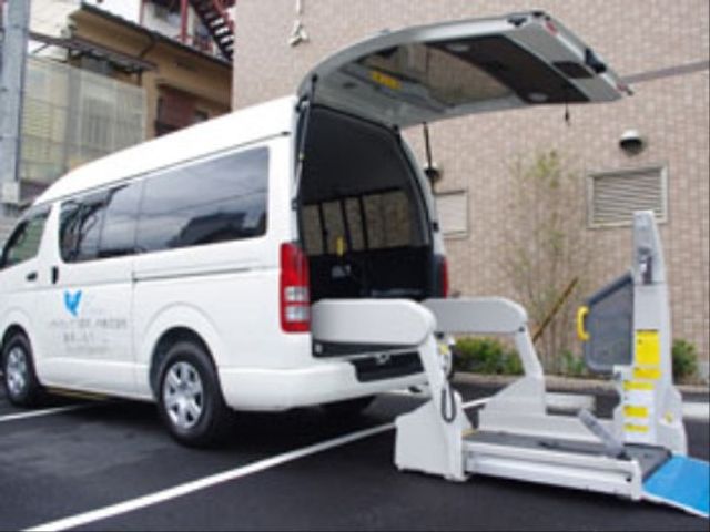 バリアフリー車両停車中 車 施設の移動手段は、利用者の移乗をサポートする機能性を備えたバリアフリー車両を使用しています。安心して外出ができるよう配慮されています。