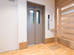 清潔なエレベーター前景