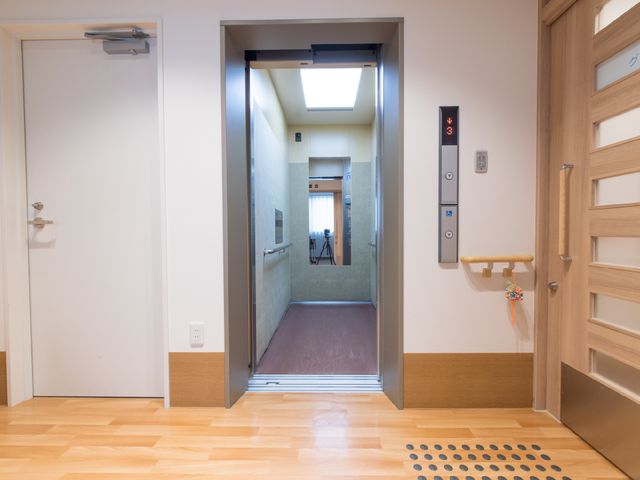 エレベーターのドア開放 3Fエレベーター ゆったりとしたエレベーターが開いており、快適な移動を支援します。動線も考慮された明るい廊下が見えます。