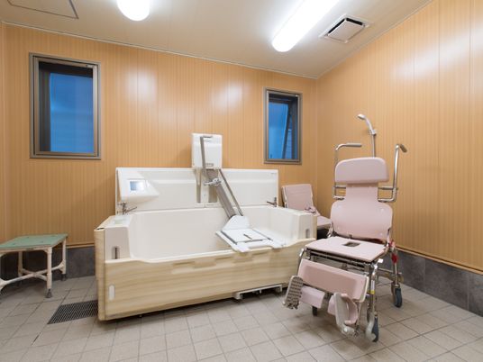 広い浴室には座浴専用の浴槽・車椅子が設置されており、車椅子や寝たきりでも入浴がしやすい工夫がされている。