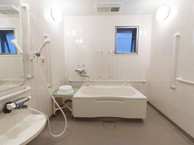 バリアフリーの浴室 個人用浴室2 清潔感にあふれた広々とした浴室は、利用者の安全と快適性を考慮した設計です。サポートを必要とする方にも配慮された空間となっております。