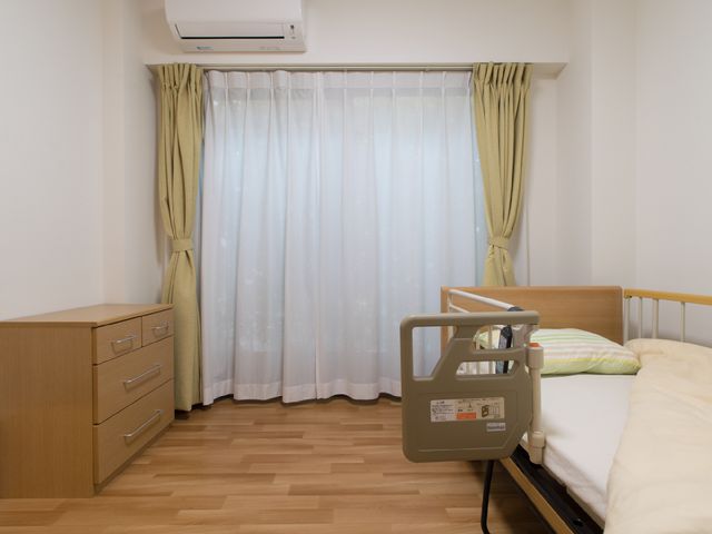清潔感のある居室 居室の家具 ゆったりとしたベッドと整理たんすが配置された居室です。日当たりの良い窓辺で、心地よい生活が送れます。