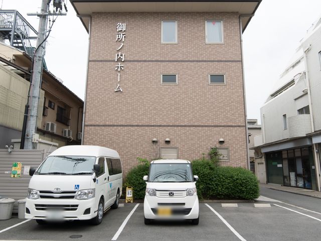 清潔感のある建物外観 外観 広々とした駐車スペースがあり、移動がラクな立地です。車での通勤や訪問もスムーズに行えます。