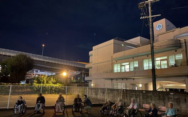 夜の施設外観