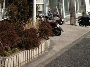 建物前の通路  