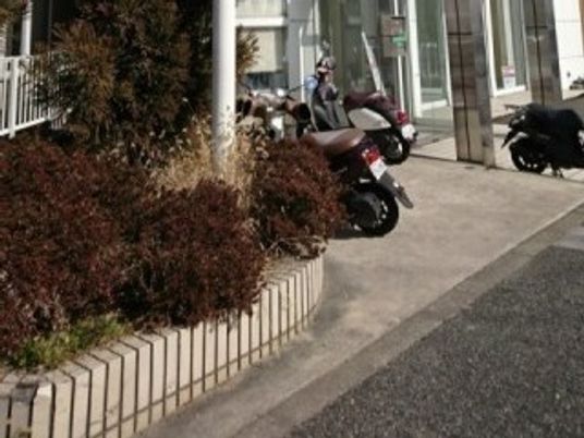建物前の通路  