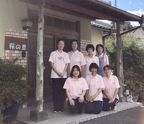 スタッフが立つ玄関先