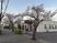 施設の外観と桜  