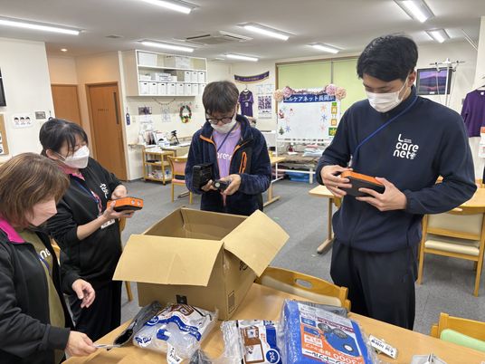 作業するスタッフの多目的室  