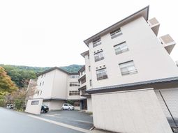 静かな自然に囲まれた外観