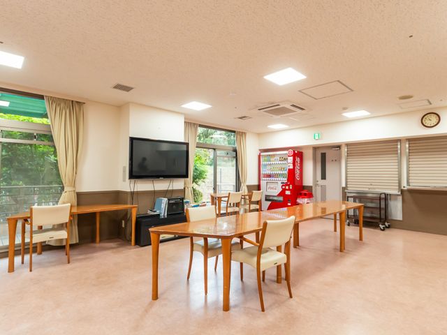 自然光が差し込む広い室内 ダイニングルーム 広々とした明るい空間で、自然光が心地よいです。リラックスしながらお過ごしいただけます。