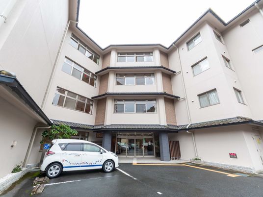 施設入り口の外観