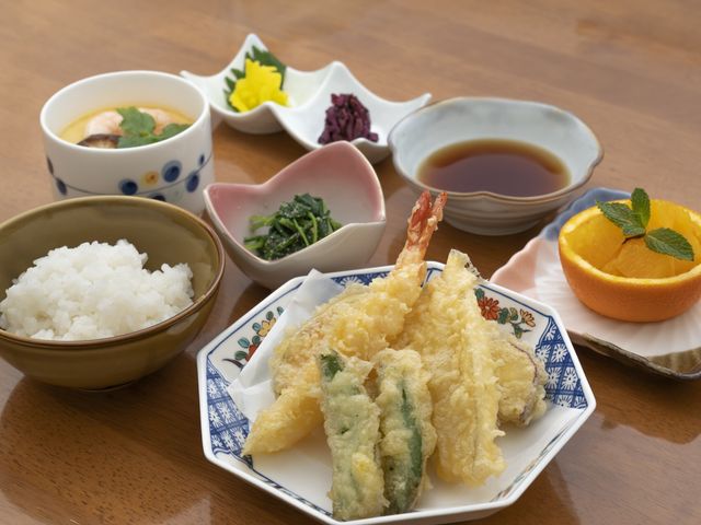 彩り豊かな和食膳 食堂 彩りと栄養バランスを考慮した和食膳です。身体の健康をサポートする美味しいお食事をご提供します。