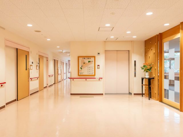 広々とした廊下 廊下 自然光が差し込む広々とした廊下です。各部屋へのアクセスもスムーズに行えます。