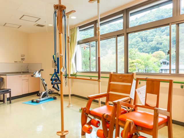 機能訓練室 機能訓練室 自然光に包まれた機能訓練スペースです。豊かな景色を楽しみながら柔軟にリハビリが行えます。