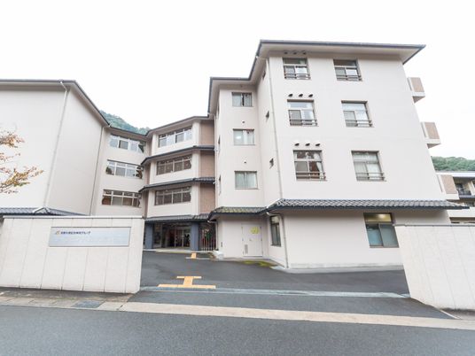 入口がある建物外観