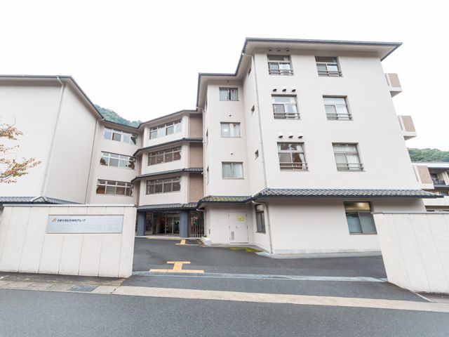 入口がある建物外観 外観 広々とした入口が特徴の建物です。施設の前にはアクセスしやすい駐車エリアも完備しています。