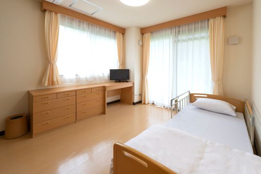明るい個室の居室