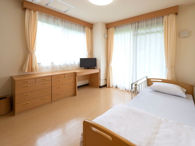 明るい個室の居室 居室 清潔感あふれる居室で、心地よい生活を送れる設計となっております。ベッドやデスクも整っており、快適な毎日をお過ごしいただけます。