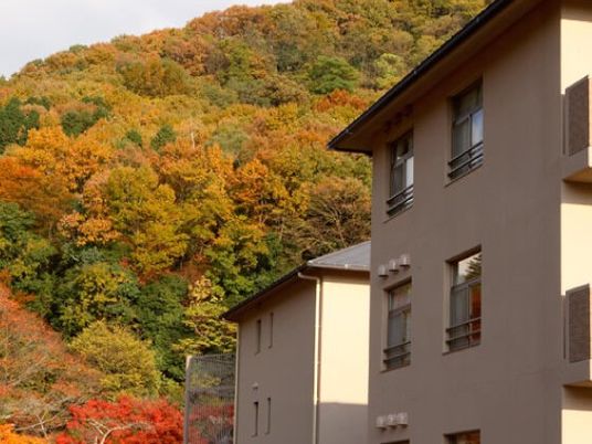 秋の山と建物外観  