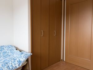 茶色いクローゼットとベッド