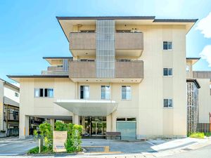 明るい外観の建物  