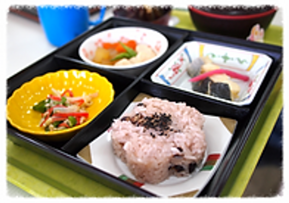 彩り豊かな昼食の料理