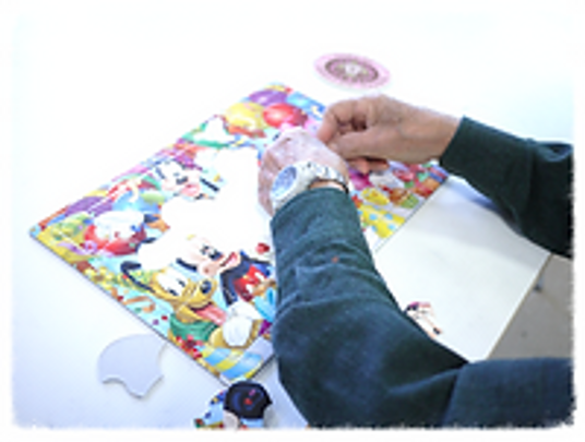 パズルを楽しむ手元