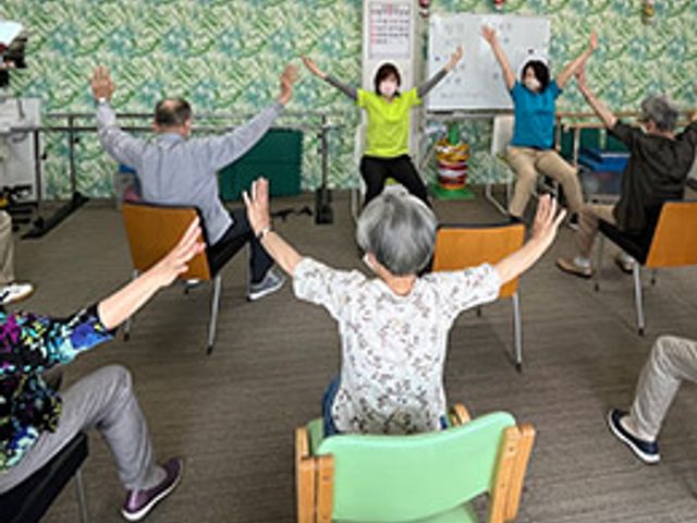 エクササイズを行う部屋 機能訓練室 様々な年齢の方々が一緒に体を動かし、楽しく健康をサポートする空間です。明るく活気のある場所です。