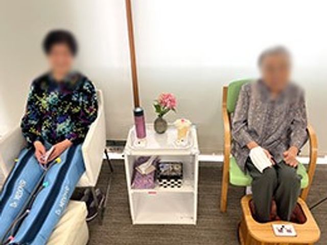 リラックスした様子のシーン ラウンジ 温かい雰囲気のラウンジで、リラックスしながら足を休めることができます。