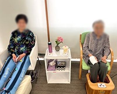 リラックスした様子のシーン