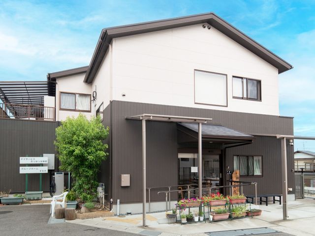 二階建ての建物外観 外観 施設の外観は、洗練されたデザインで、清潔感があります。快適な仕事環境が整っています。
