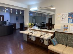施設の広々としたロビー