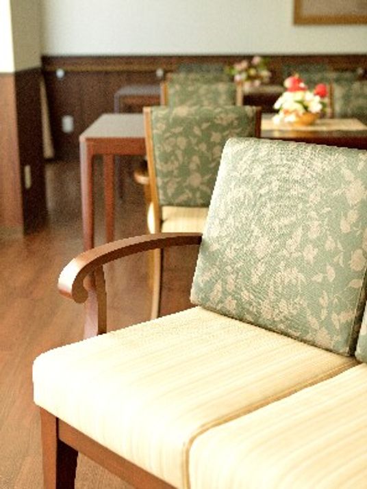 椅子が並ぶリビング空間