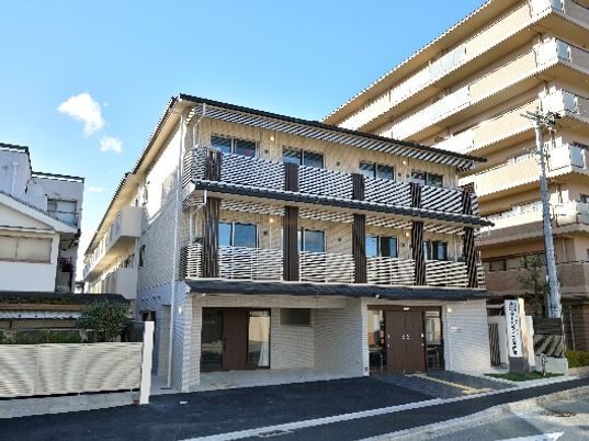 新築そうな外観の建物